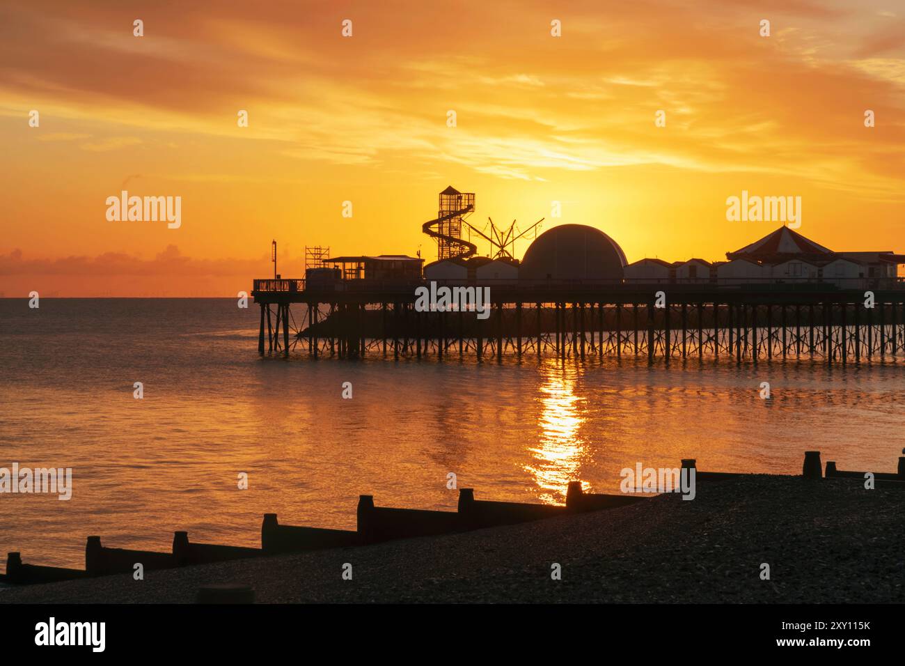 England, Kent, Herne Bay, Sonnenaufgang über Meer und Pier im Hintergrund Stockfoto