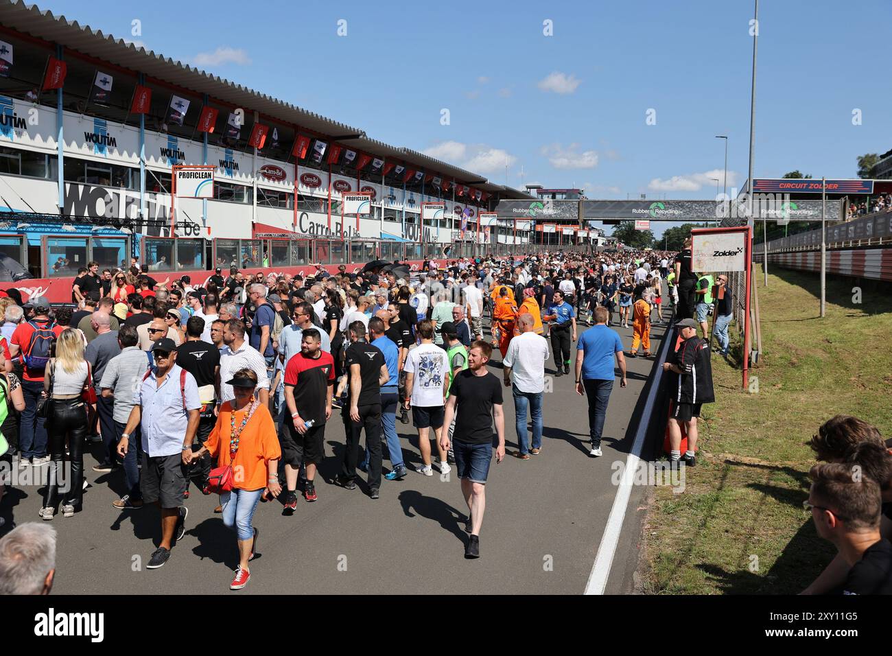 Zuschauermassen bevoelkern kurz vor dem Start die Start und Zielgerade des Circuit Zolder Motorsport, 24 Stunden Rennen Zolder, Belgien, 24.08.2024 Foto: Eibner-Pressefoto/Jürgen Augst Stockfoto