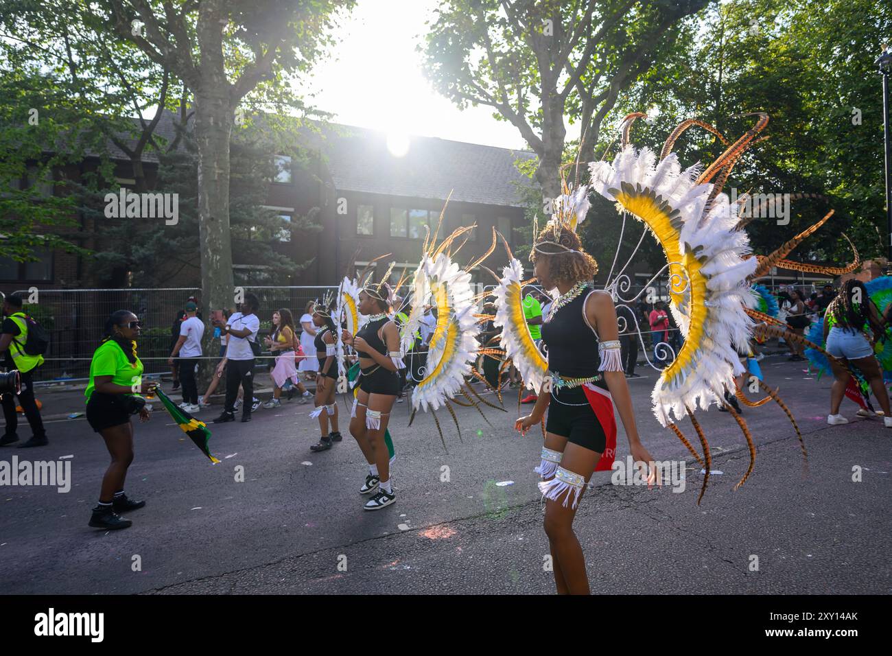 London, Großbritannien, 25. August 2024, füllten die Menschenmassen die Straßen von Notting Hill für den jährlichen Karneval in London. Er feiert die karibische Kultur und ist in seiner 56. Auflage. Der erste Tag ist Familientag, an dem sich die Kinder in Karnevalskleidung verkleiden. Andrew Lalchan Photography/Alamy Live News Stockfoto