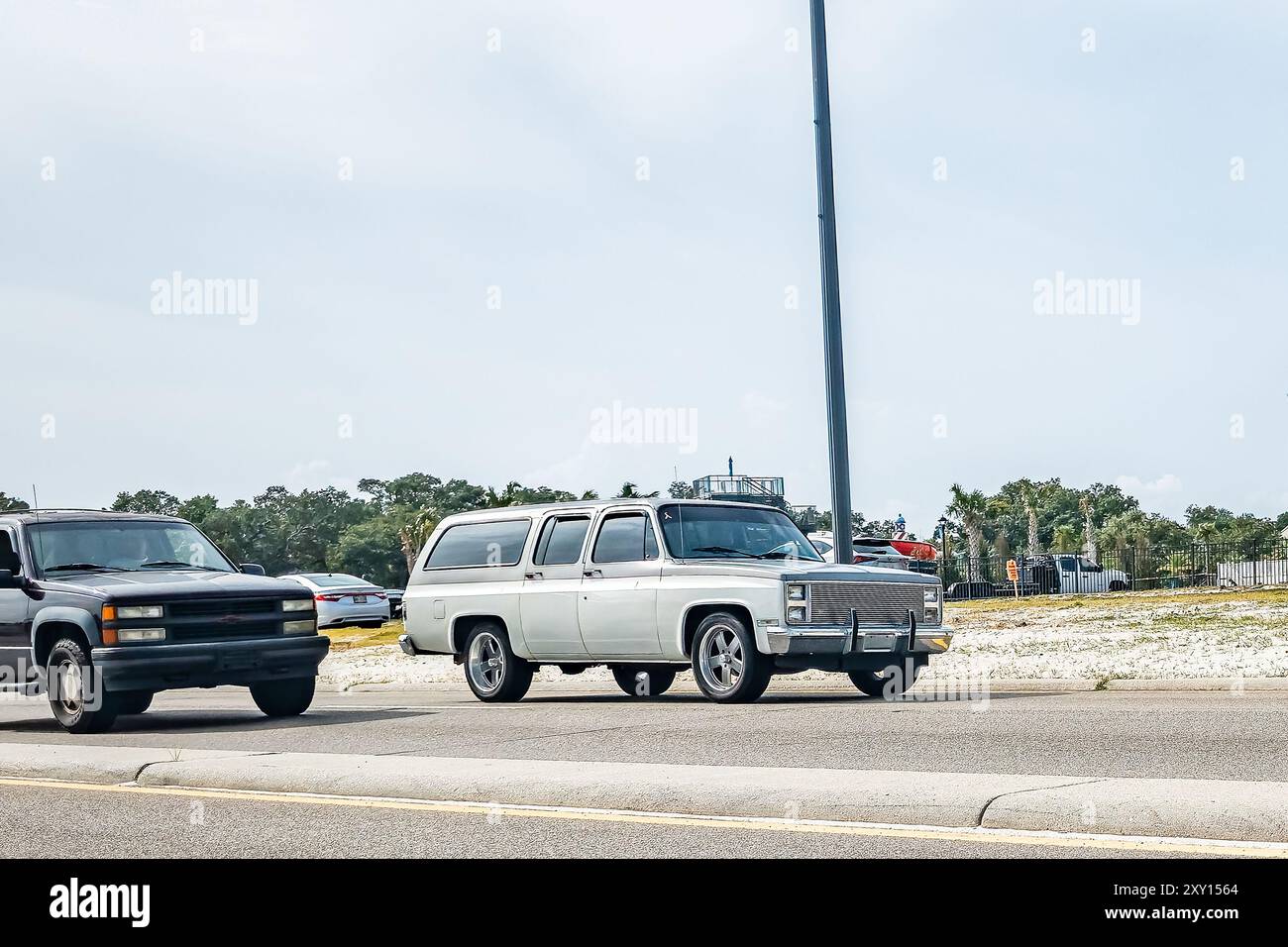 Gulfport, MS - 05. Oktober 2023: Weitwinkelansicht eines Customized 1982 Chevrolet Vorstadts Silverado auf einer lokalen Autoshow. Stockfoto