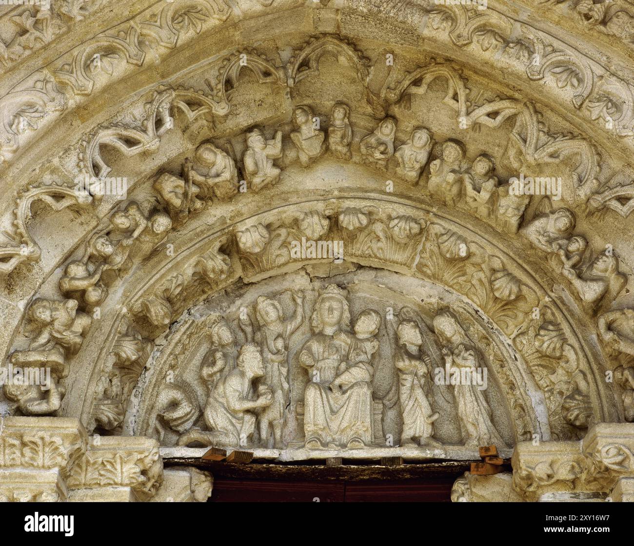 Betanzos, Provinz A Coruña, Galicien, Spanien. Kirche Santa Maria del Azogue (Igrexa de Santa Maria do Azogue). Erbaut von Fernán Pérez de Andrade zwischen dem späten 14. Und frühen 15. Jahrhundert, an der Stelle eines früheren romanischen Tempels. Detail des Tympanons mit einer Darstellung der Anbetung der Könige und der Verkündigung (rechts). Stockfoto