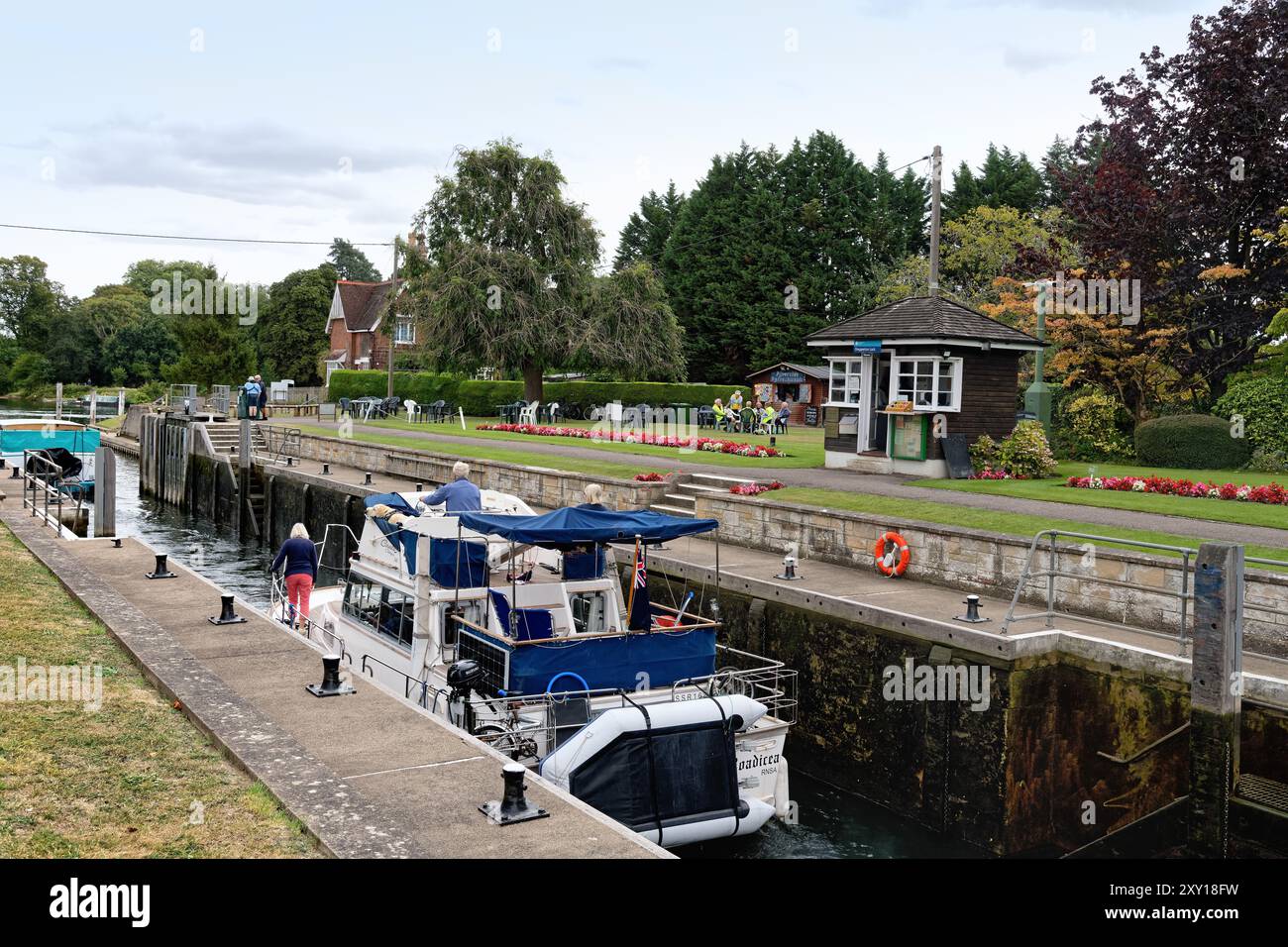 Vergnügungsboot, das an einem Sommertag durch Shepperton Schleuse fährt, Surrey England Großbritannien Stockfoto