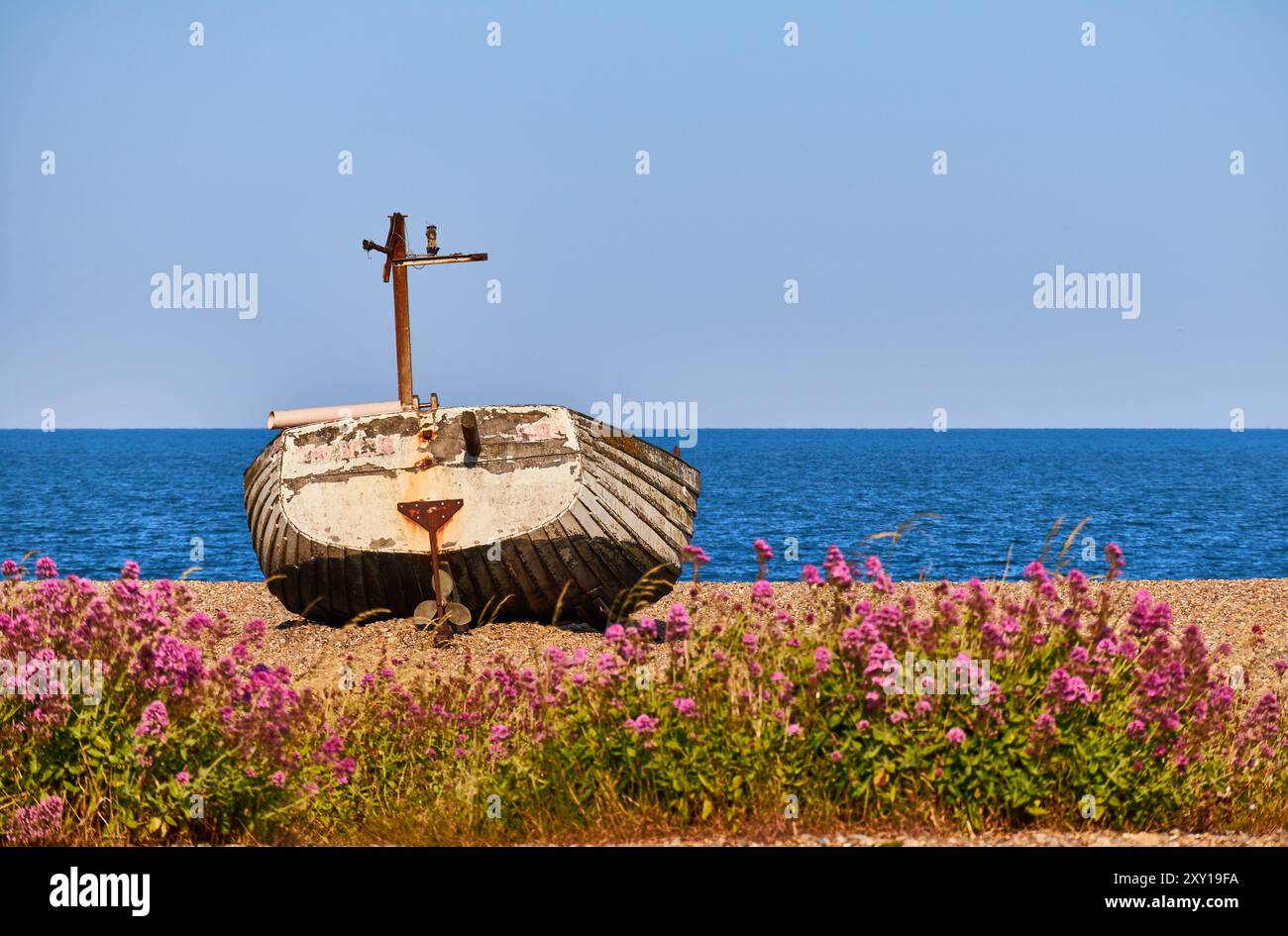 Altes Fischerboot am Aldeburgh Beach in Suffolk an der Ostküste Englands, Großbritannien. Stockfoto