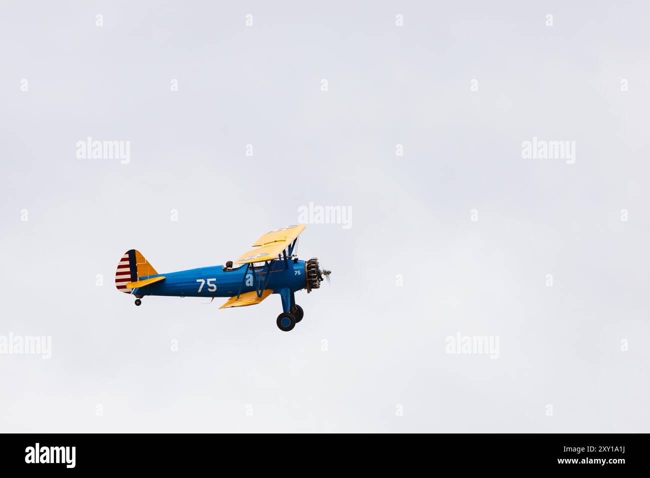 Boeing Stearman Model 75 blau und gelb, amerikanische Doppelflugzeuge auf dem Flugplatz Little Gransden, Cambridgeshire, England Stockfoto