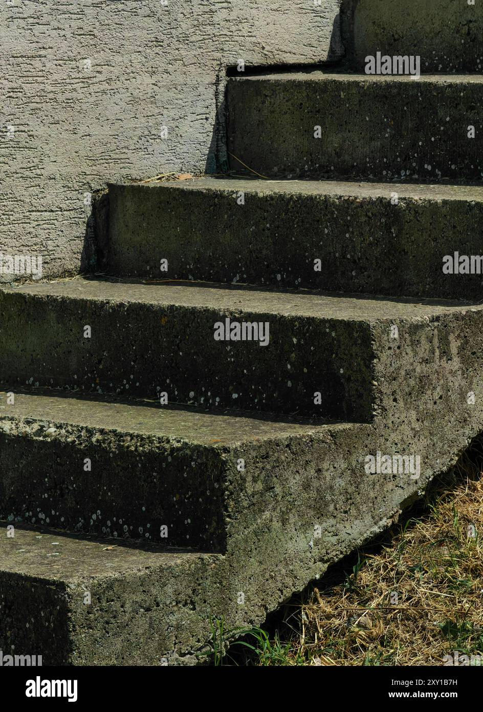 Sonnendurchflutete Betonschritte: Eine abstrakte 3D-Untersuchung von Dimension und Auswahl. Stockfoto