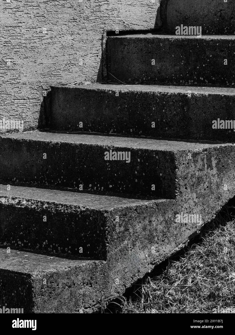 Sonnendurchflutete Betonschritte: Eine abstrakte 3D-Untersuchung von Dimension und Auswahl. Schwarzweiß. Stockfoto