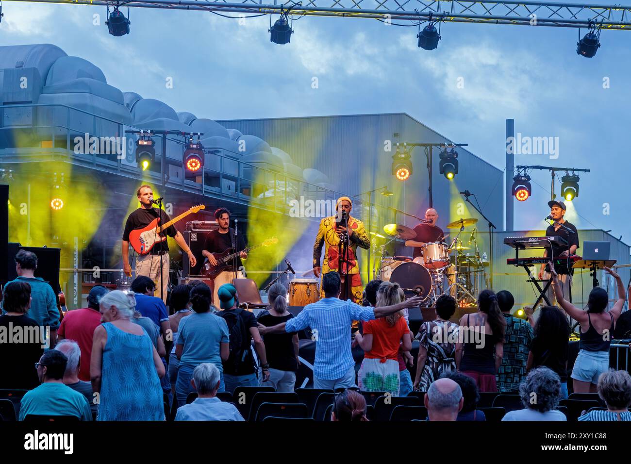 Pat Kalla und das Super Mojo im Konzert für das Einladungsfestival im Keller Vignerons du Pays von Enserune. Cazouls-Les-Beziers, Occitanie, Frankreich Stockfoto