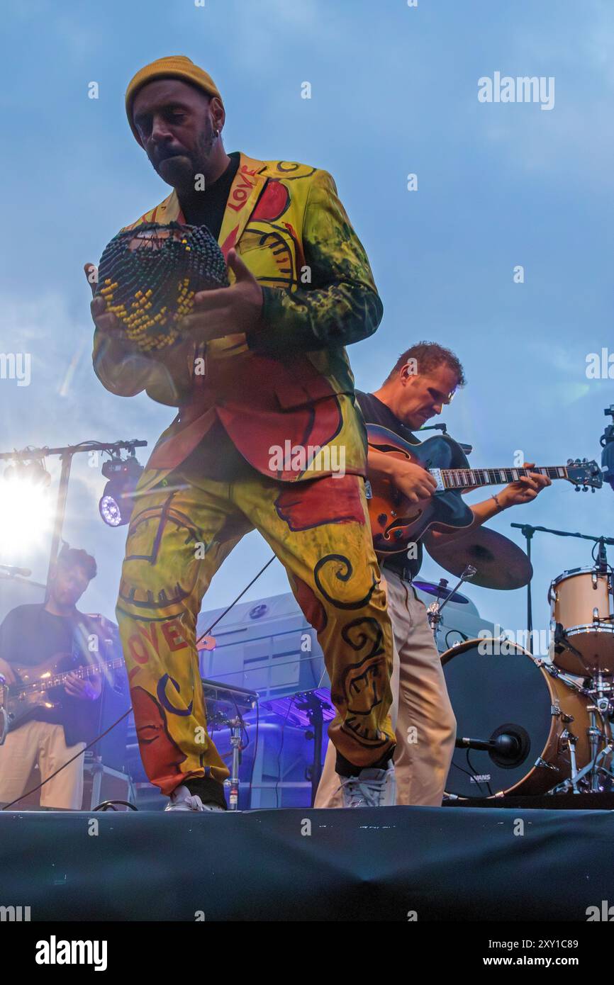Pat Kalla und das Super Mojo im Konzert für das Einladungsfestival im Keller Vignerons du Pays von Enserune. Cazouls-Les-Beziers, Occitanie, Frankreich Stockfoto