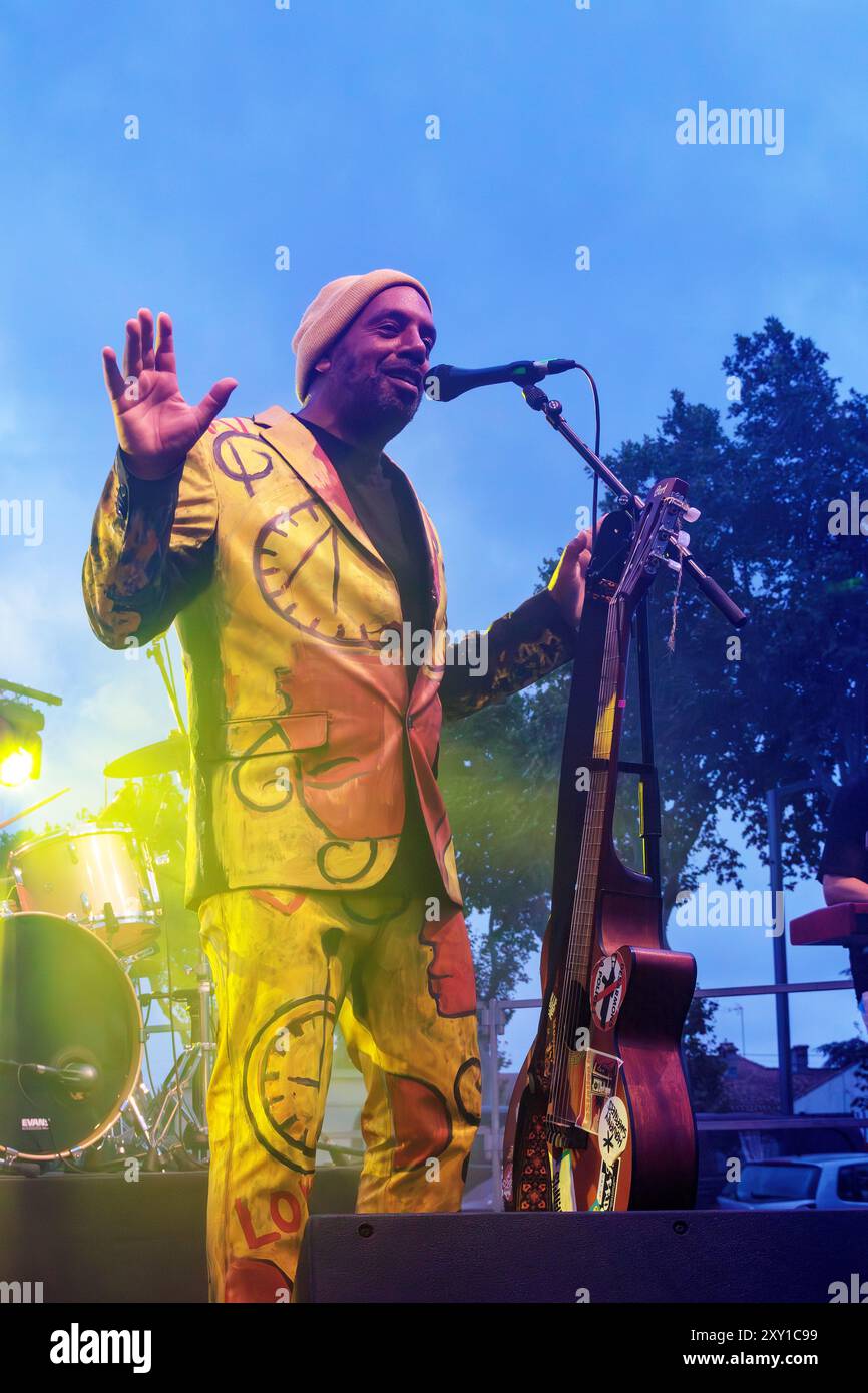 Pat Kalla und das Super Mojo im Konzert für das Einladungsfestival im Keller Vignerons du Pays von Enserune. Cazouls-Les-Beziers, Occitanie, Frankreich Stockfoto