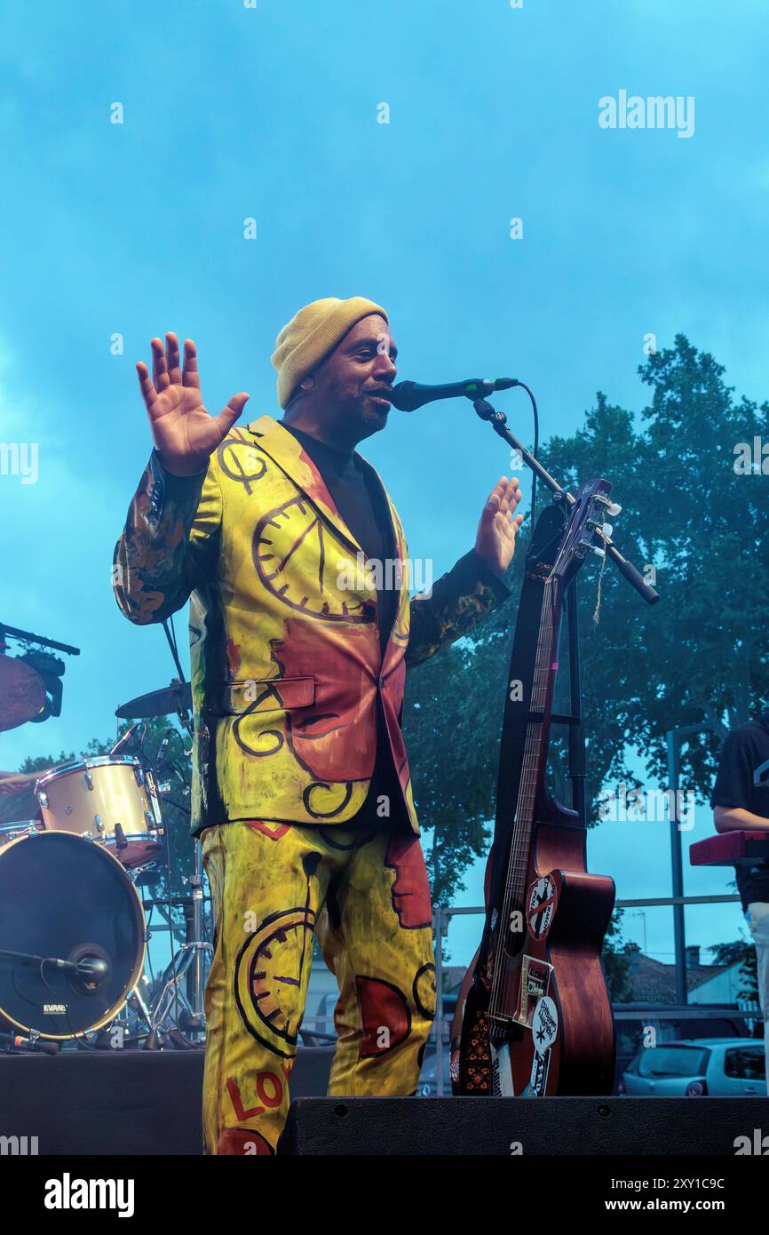 Pat Kalla und das Super Mojo im Konzert für das Einladungsfestival im Keller Vignerons du Pays von Enserune. Cazouls-Les-Beziers, Occitanie, Frankreich Stockfoto