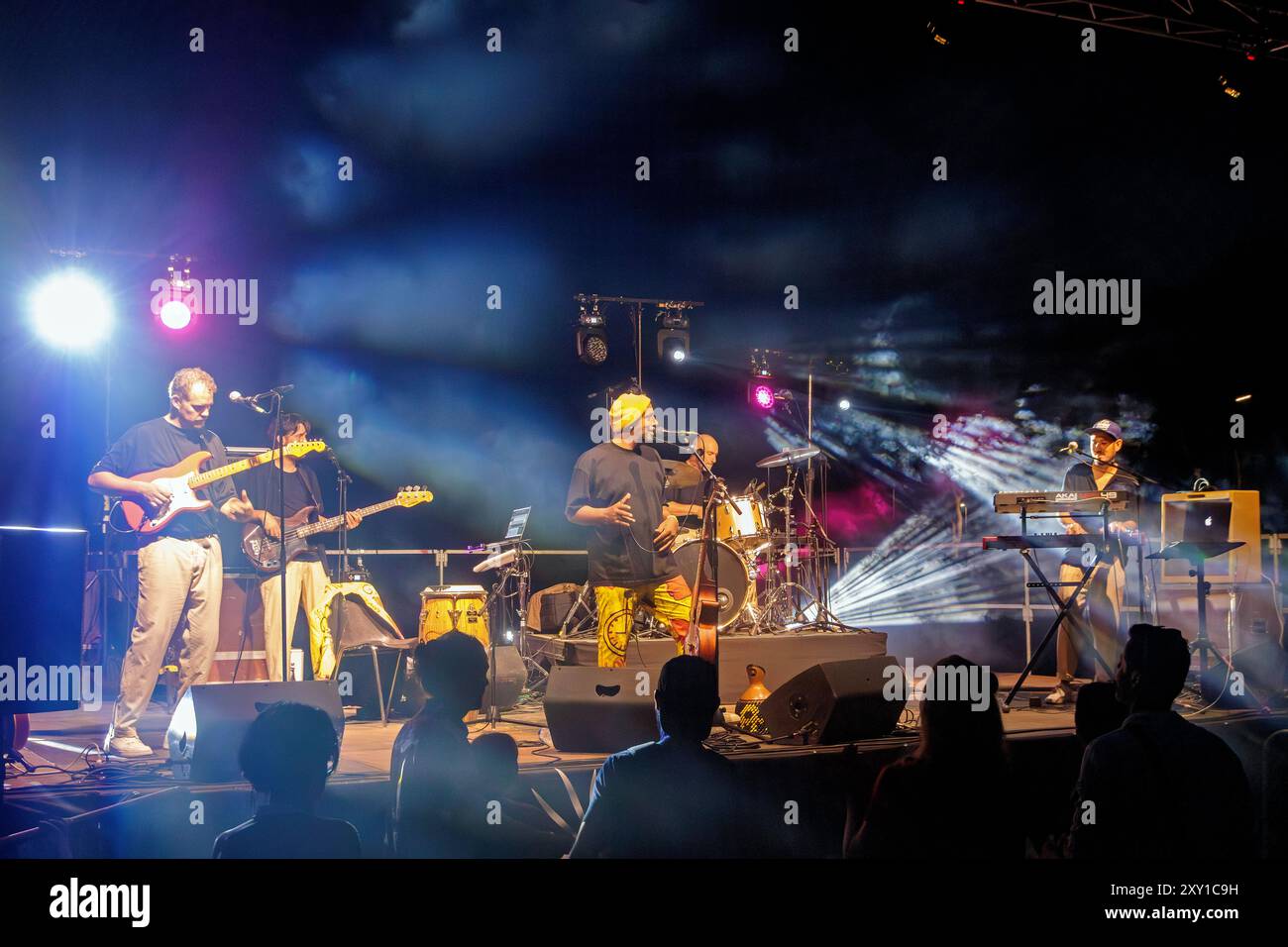 Pat Kalla und das Super Mojo im Konzert für das Einladungsfestival im Keller Vignerons du Pays von Enserune. Cazouls-Les-Beziers, Occitanie, Frankreich Stockfoto