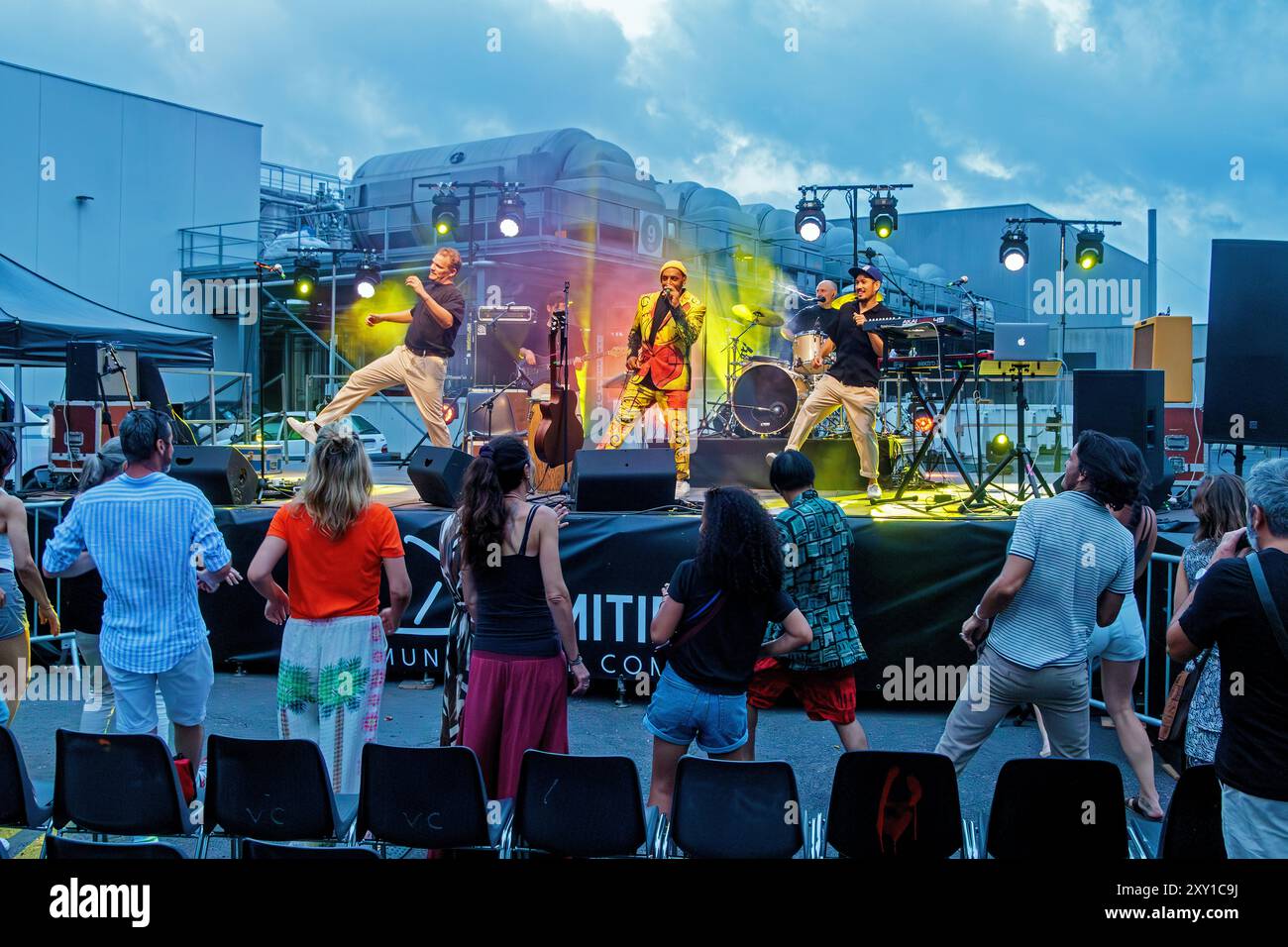 Pat Kalla und das Super Mojo im Konzert für das Einladungsfestival im Keller Vignerons du Pays von Enserune. Cazouls-Les-Beziers, Occitanie, Frankreich Stockfoto