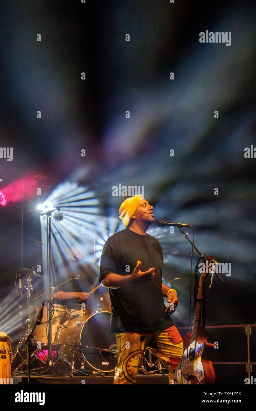 Pat Kalla und das Super Mojo im Konzert für das Einladungsfestival im Keller Vignerons du Pays von Enserune. Cazouls-Les-Beziers, Occitanie, Frankreich Stockfoto