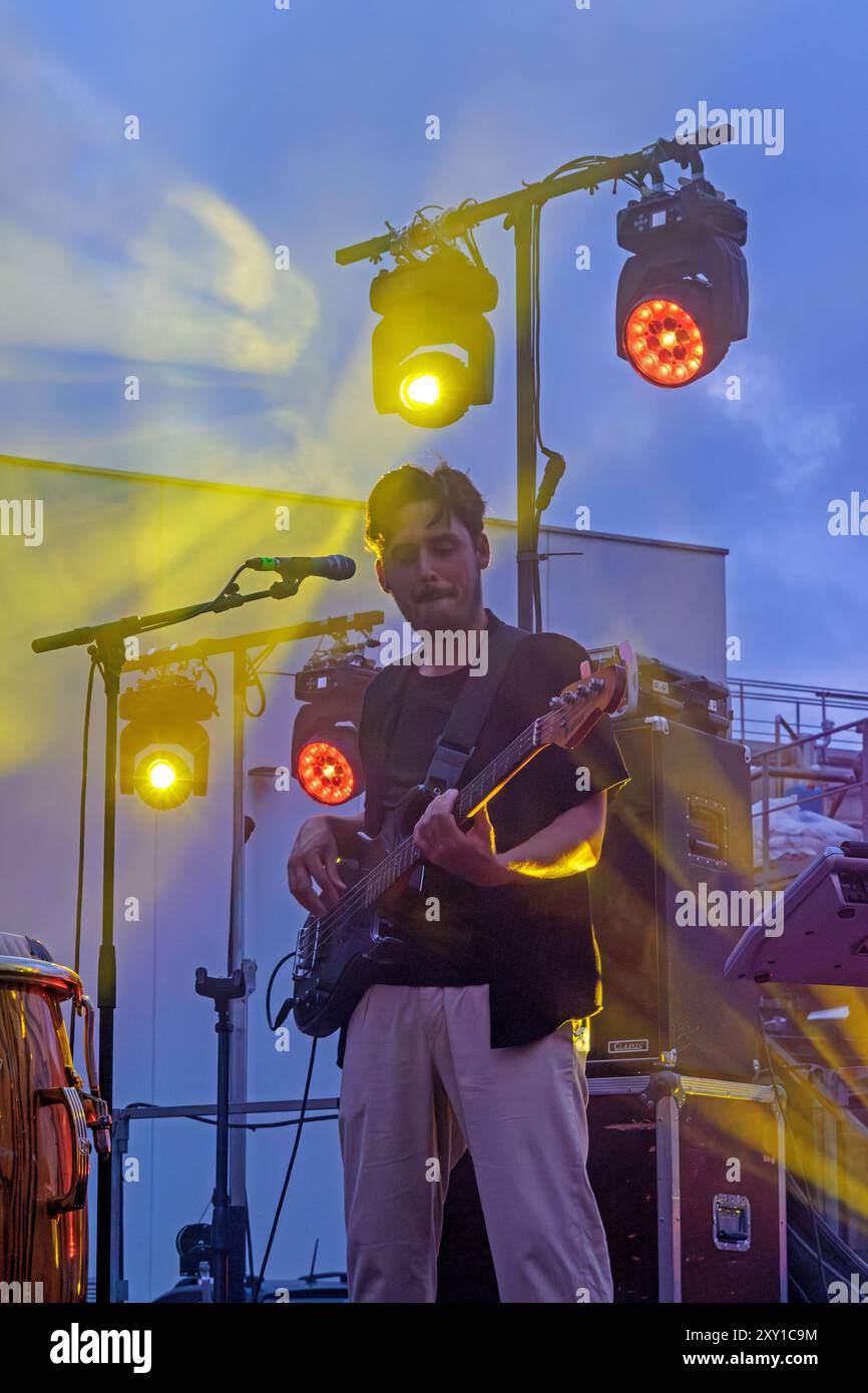 Pat Kalla und das Super Mojo im Konzert für das Einladungsfestival im Keller Vignerons du Pays von Enserune. Cazouls-Les-Beziers, Occitanie, Frankreich Stockfoto