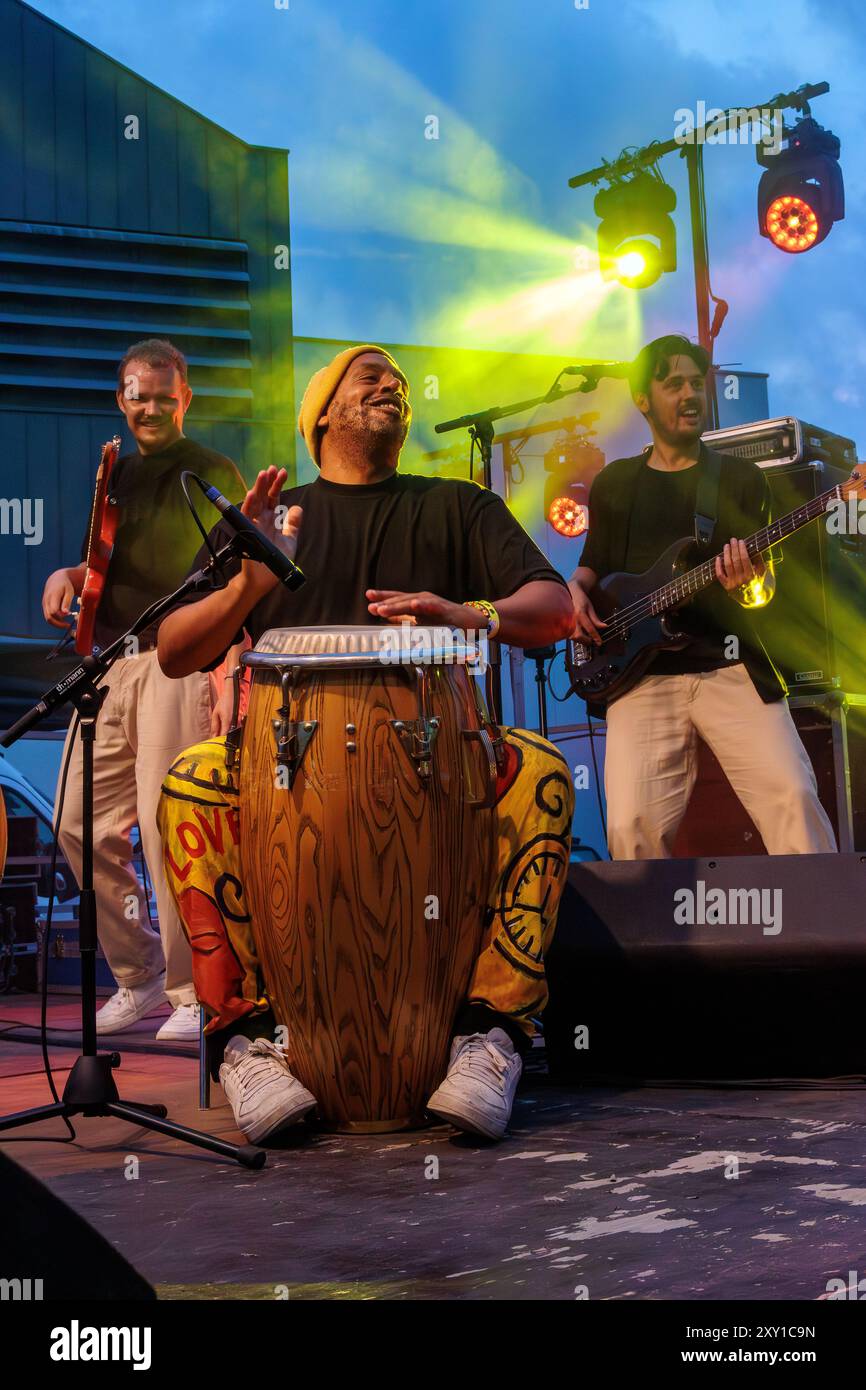 Pat Kalla und das Super Mojo im Konzert für das Einladungsfestival im Keller Vignerons du Pays von Enserune. Cazouls-Les-Beziers, Occitanie, Frankreich Stockfoto