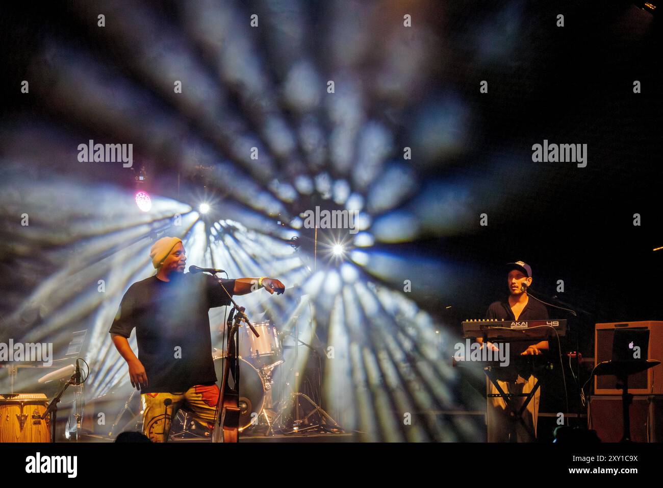 Pat Kalla und das Super Mojo im Konzert für das Einladungsfestival im Keller Vignerons du Pays von Enserune. Cazouls-Les-Beziers, Occitanie, Frankreich Stockfoto