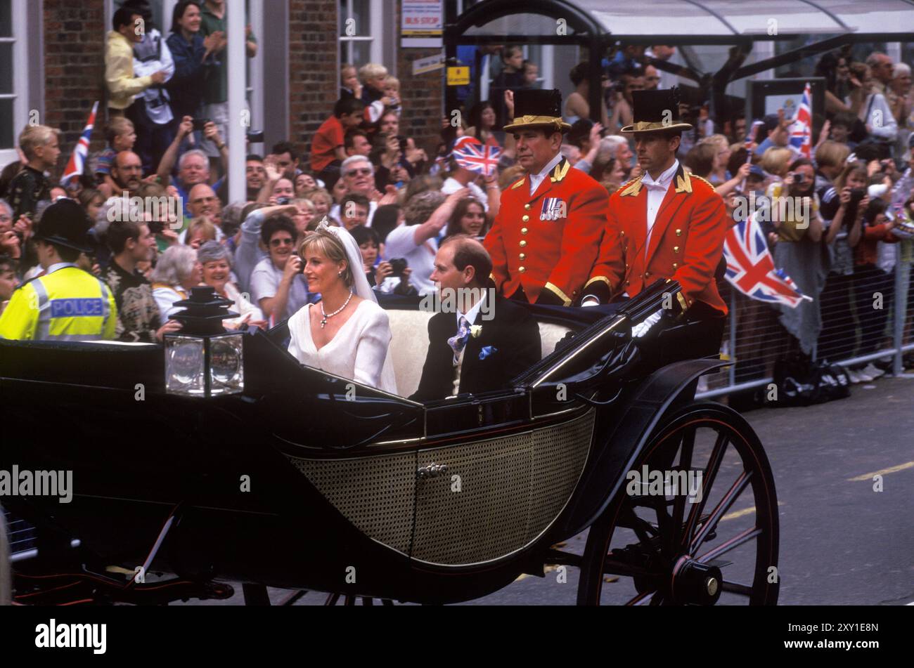 Königliche Hochzeit Prinz Edward Sophie Rhys Jones 1999 Countess of Wessex Earl of Wessex Windsor, der nach ihrer Heirat der britischen HOMER SYKES aus den 1990er Jahren den Zuschauern zuwinkte Stockfoto