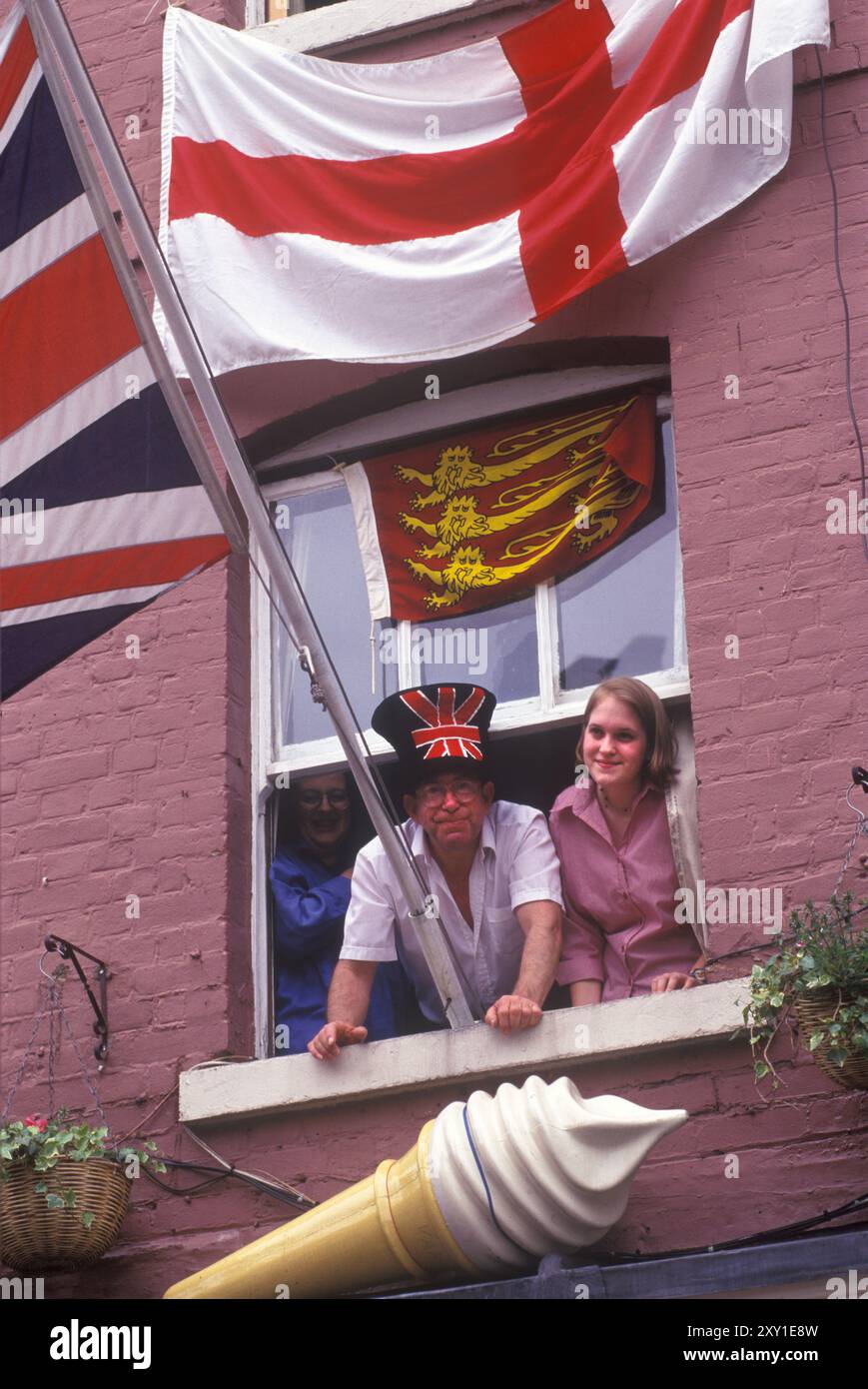 Nun, Wishers tragen einen lustigen Union Jack Hut, königliche Hochzeit von Prinz Edward Sophie Rhys Jones Windsor Berkshire 19. Juni 1999 1990, UK Windsor Castle HOMER SYKES Stockfoto