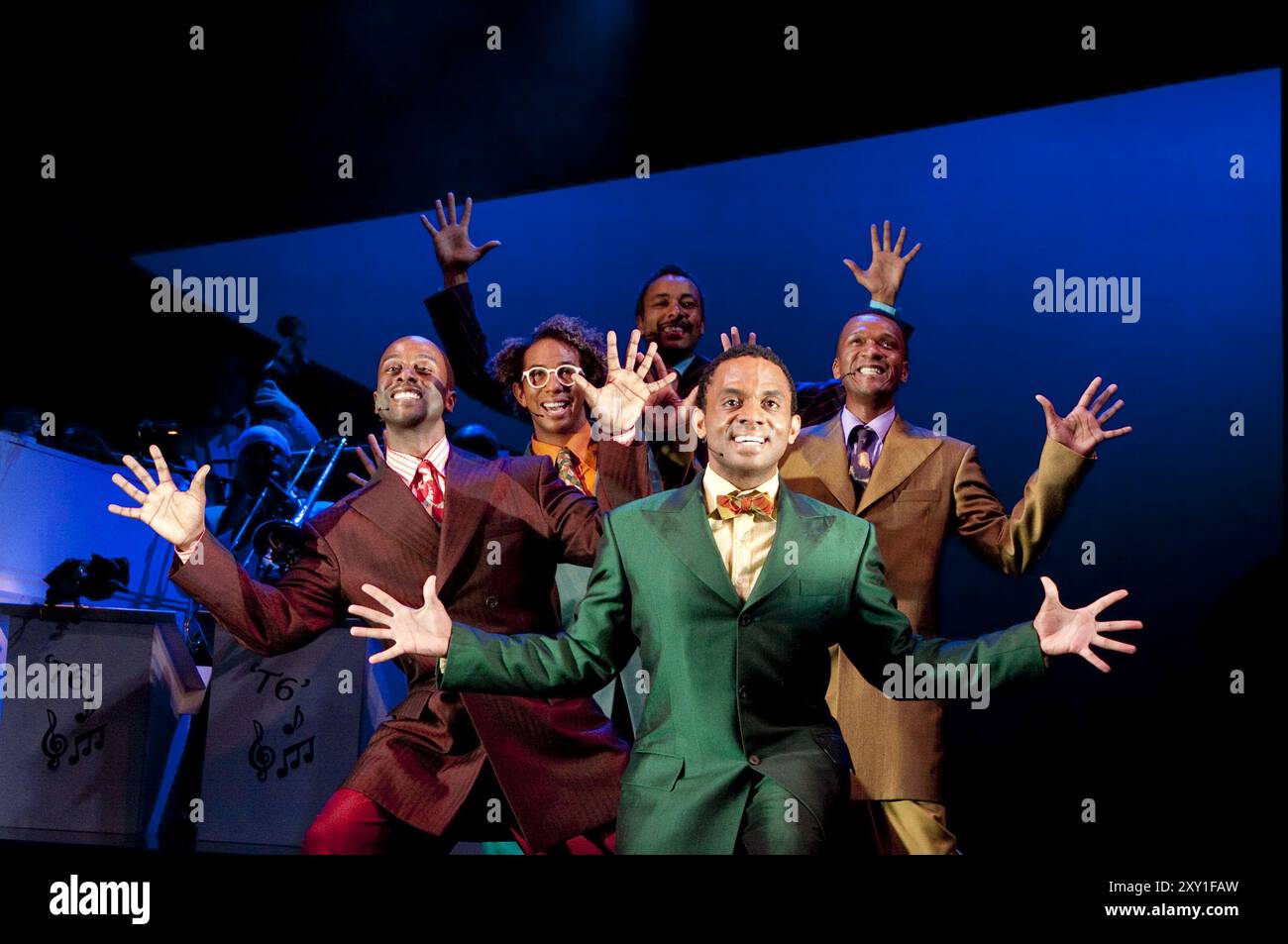 l-r: Horace Oliver (Know Moe), Carlton Connell (Four Eyed Moe), Christopher Colquhoun (Big Moe), Ashley Campbell (Little Moe), Paul Hazel (eat Moe) in FÜNF JUNGS NAMENS MOE im Theatre Royal, Stratford E15 07/09/2010 Buch: Clarke Peters Musik: Louis Jordan Design: Jon Bausor Beleuchtung: Philip Gladwell Choreographie: Paul J Medford Regisseur: Paulette Randall Stockfoto