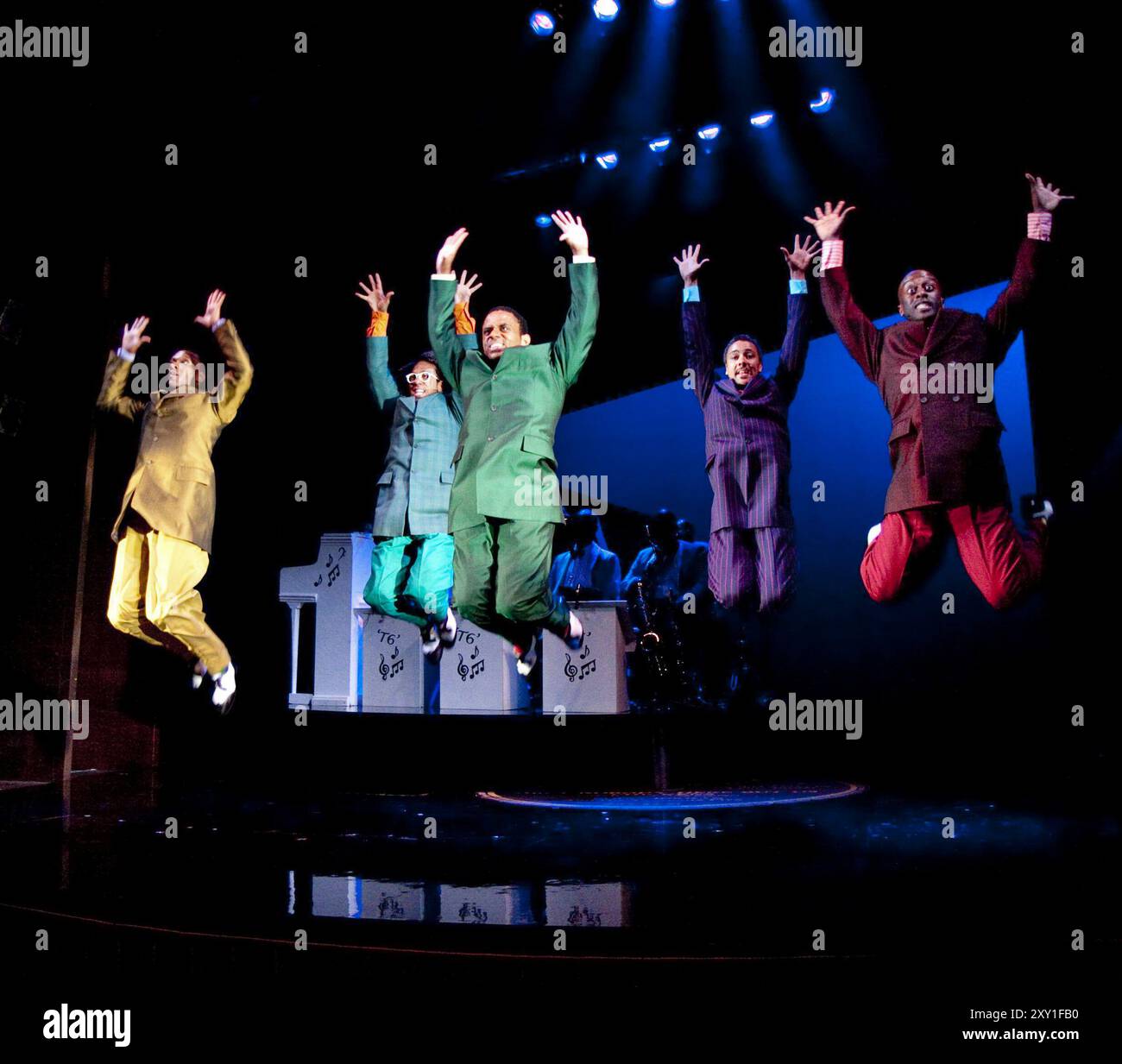 l-r: Paul Hazel (Eat Moe), Carlton Connell (Four Eyed Moe), Ashley Campbell (Little Moe), Christopher Colquhoun (Big Moe), Horace Oliver (Know Moe) in FÜNF JUNGS NAMENS MOE im Theatre Royal, Stratford E15 07/09/2010 Buch: Clarke Peters Musik: Louis Jordan Design: Jon Bausor Beleuchtung: Philip Gladwell Choreographie: Paul J Medford Regisseur: Paulette Randall Stockfoto