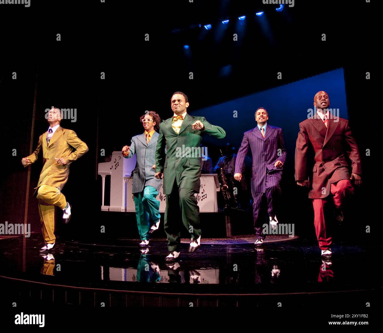 l-r: Paul Hazel (Eat Moe), Carlton Connell (Four Eyed Moe), Ashley Campbell (Little Moe), Christopher Colquhoun (Big Moe), Horace Oliver (Know Moe) in FÜNF JUNGS NAMENS MOE im Theatre Royal, Stratford E15 07/09/2010 Buch: Clarke Peters Musik: Louis Jordan Design: Jon Bausor Beleuchtung: Philip Gladwell Choreographie: Paul J Medford Regisseur: Paulette Randall Stockfoto