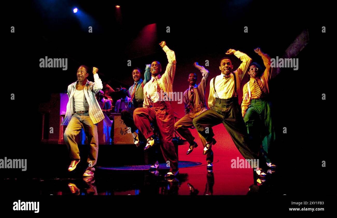 l-r: Clarke Peters (Nomax), Christopher Colquhoun (Big Moe), Horace Oliver (Know Moe), Paul Hazel (Eat Moe), Ashley Campbell (Little Moe), Carlton Connell (Four Eyed Moe) in FÜNF JUNGS NAMENS MOE im Theatre Royal, Stratford E15 07/09/2010 Buch: Clarke Peters Musik: Louis Jordan Design: Jon Bausor Beleuchtung: Philip Gladwell Choreographie: Paul Randford Choreographie: Paul Randford Stockfoto