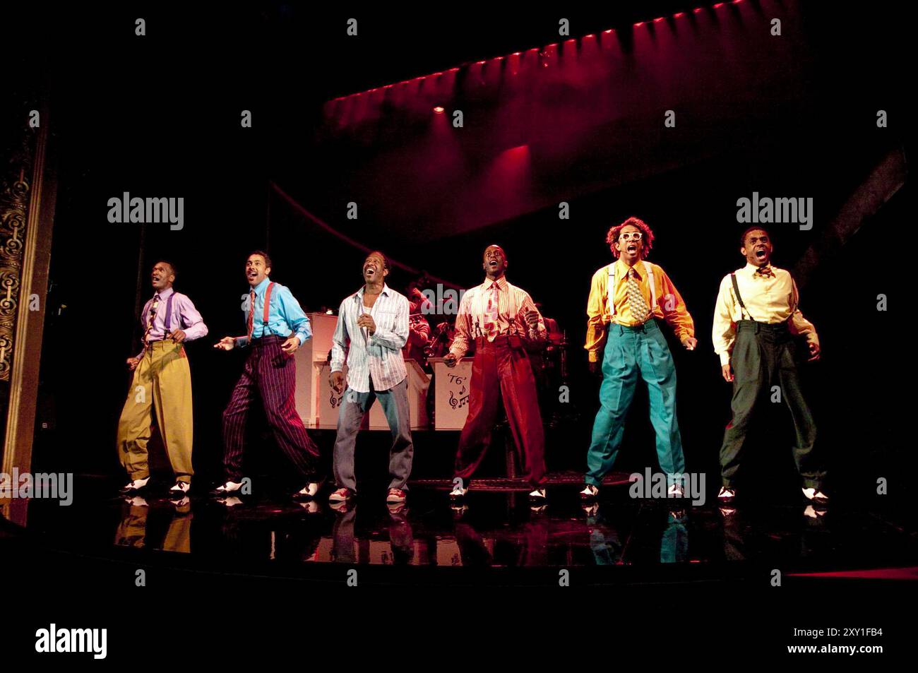 l-r: Paul Hazel (Eat Moe), Christopher Colquhoun (Big Moe), Clarke Peters (Nomax), Horace Oliver (Know Moe), Carlton Connell (Four Eyed Moe), Ashley Campbell (Little Moe) in FÜNF JUNGS NAMENS MOE im Theatre Royal, Stratford E15 07/09/2010 Buch: Clarke Peters Musik: Louis Jordan Design: Jon Bausor Beleuchtung: Philip Gladwell Choreographie: Paul Randford Stockfoto