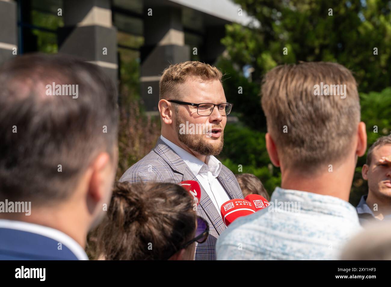 Der Abgeordnete Michal WOS spricht während einer Pressekonferenz. Der Parlamentsabgeordnete Michal WOS erschien bei der Staatsanwaltschaft im Zusammenhang mit einer laufenden Untersuchung des Justizfonds. Die Staatsanwaltschaft beabsichtigt, Anklage gegen ihn als Verdächtigen zu erheben. In diesem Fall geht es um mutmaßliche Unregelmäßigkeiten bei der Verteilung der Mittel des Justizfonds, insbesondere um die Entscheidung der WOS, 6.507.125,00 US-Dollar für den Kauf des umstrittenen Pegasus-Überwachungssystems bereitzustellen. Vor der Anhörung hielt die WOS um 10:45 UHR eine Pressekonferenz vor dem O der Staatsanwaltschaft ab Stockfoto