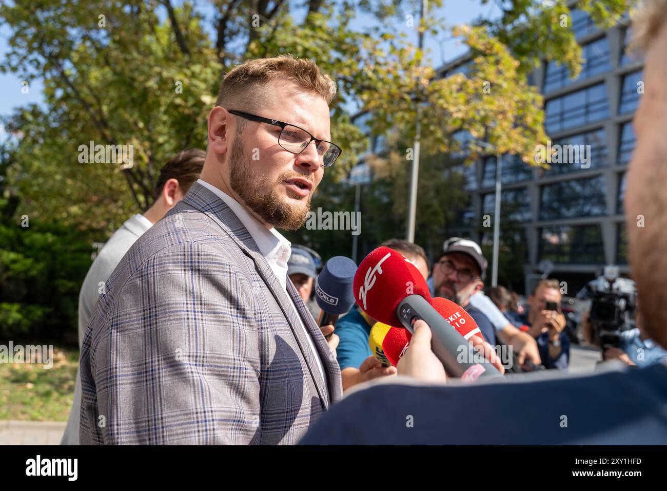 Der Abgeordnete Michal WOS spricht während einer Pressekonferenz. Der Parlamentsabgeordnete Michal WOS erschien bei der Staatsanwaltschaft im Zusammenhang mit einer laufenden Untersuchung des Justizfonds. Die Staatsanwaltschaft beabsichtigt, Anklage gegen ihn als Verdächtigen zu erheben. In diesem Fall geht es um mutmaßliche Unregelmäßigkeiten bei der Verteilung der Mittel des Justizfonds, insbesondere um die Entscheidung der WOS, 6.507.125,00 US-Dollar für den Kauf des umstrittenen Pegasus-Überwachungssystems bereitzustellen. Vor der Anhörung hielt die WOS um 10:45 UHR eine Pressekonferenz vor dem O der Staatsanwaltschaft ab Stockfoto