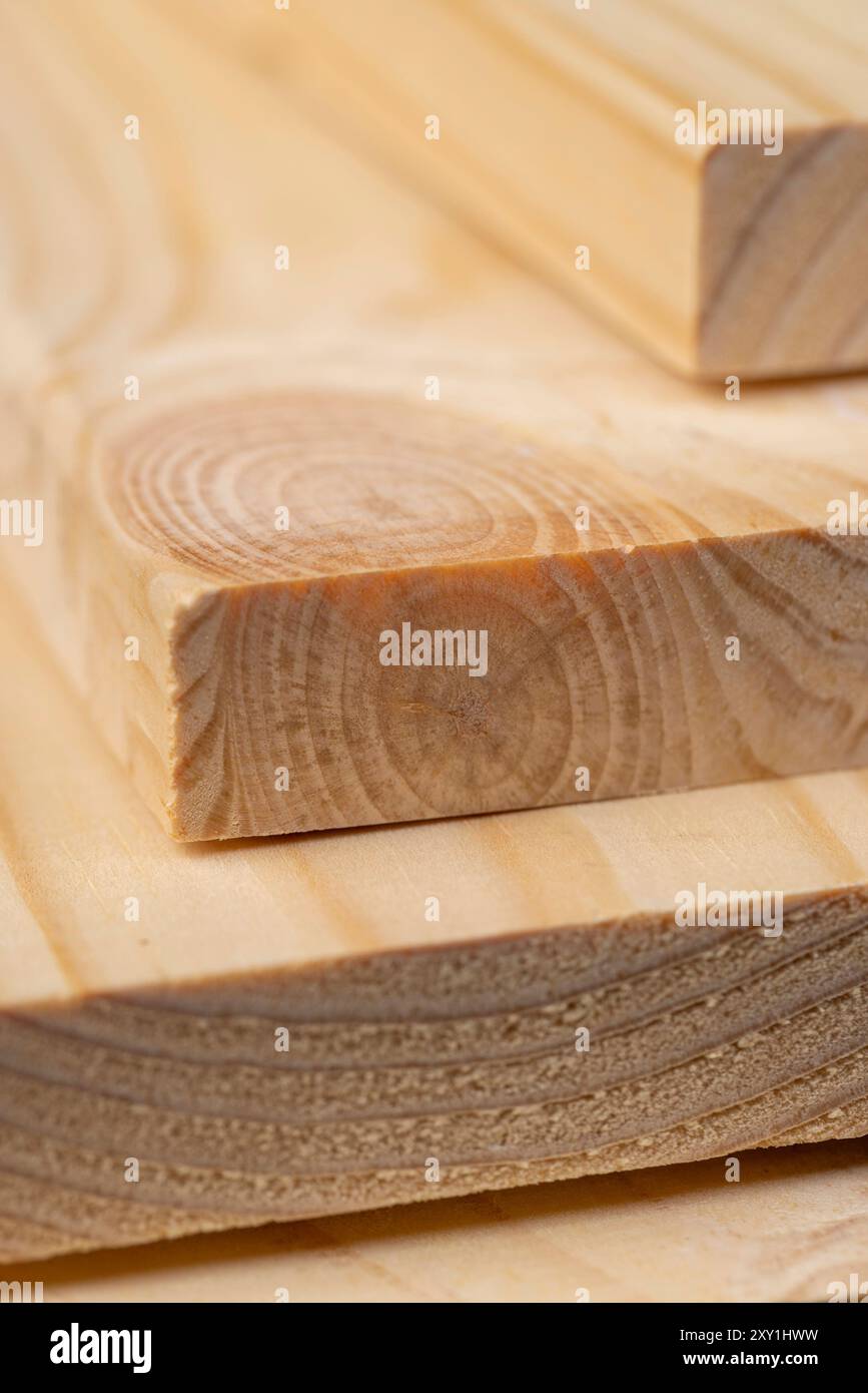 Kiefernholz für Bauarbeiten, Holzbretter für Bau- und Reparaturarbeiten aus Holz Stockfoto