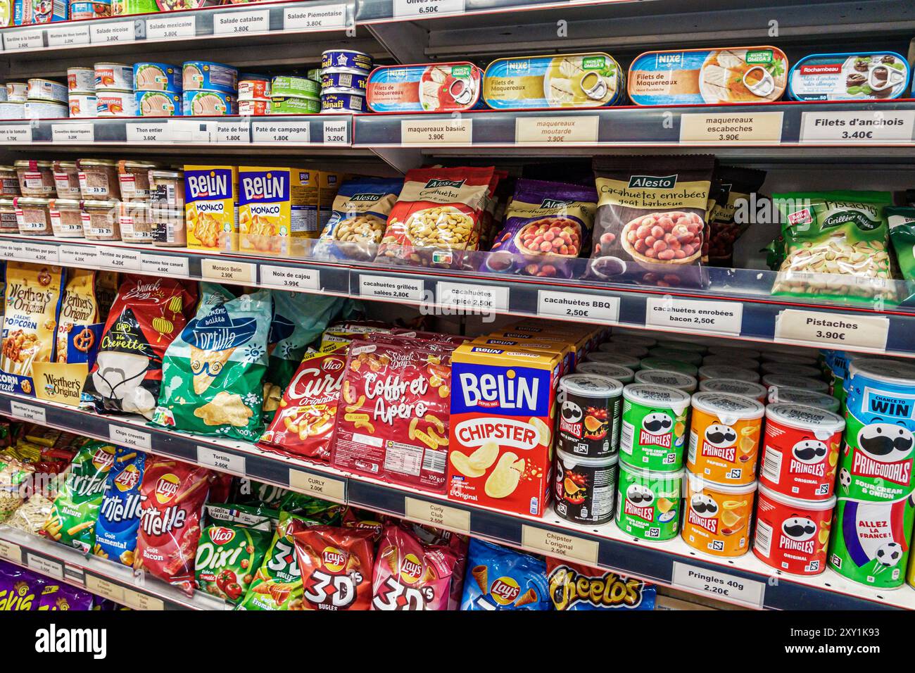 Cannes Frankreich, Le Suquet Altstadt, Rue Georges Clemenceau, Expressmarkt, Lebensmittelgeschäft, Inneneinrichtung, Chips Snack Food Junk, Pringles Belin Lays, Fren Stockfoto