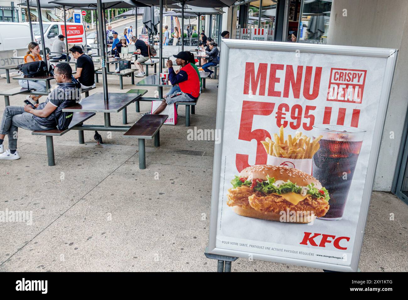 Cannes Frankreich, Center Centre Croisette, Geschäftsviertel, Rue Jean Jaures, KFC Cannes Garre, Busbahnhof, Schild für knusprige Angebote, Kentucky Fried Stockfoto