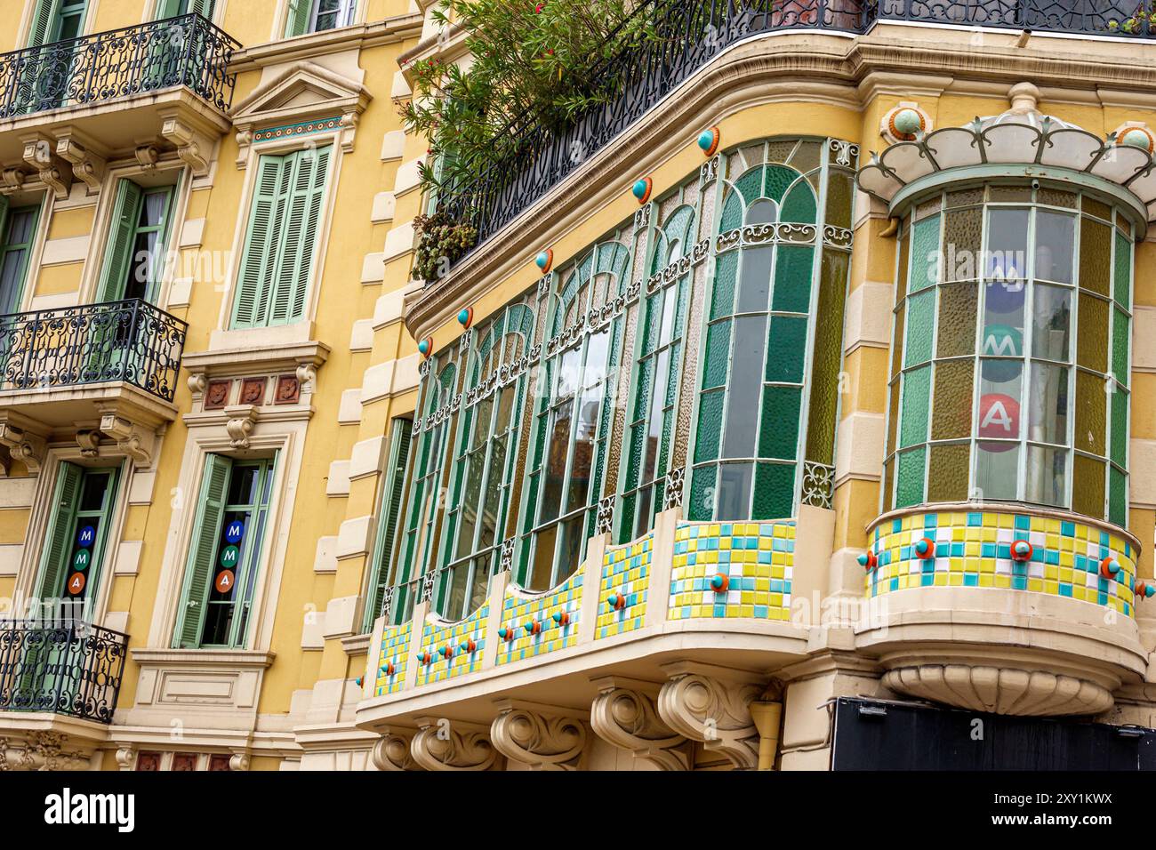 Cannes Frankreich, Cannes Frankreich, Le Suquet Altstadt, Rue Jean de Riouffe, Jugendstilarchitektur, Buntglas, Gewerbegrundstück, französische EU Stockfoto