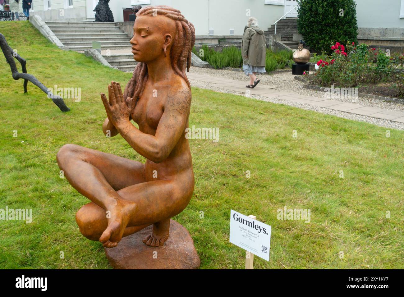 My Life Is My Message, eine Skulptur von Coderch & Malavia, bei der Gormleys Art Exhibition im K Club, Kildare, Irland. Stockfoto
