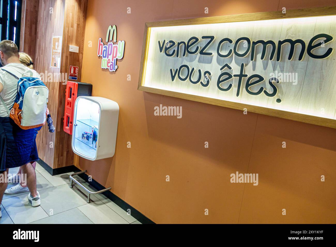 Cannes France, Le Suquet Old Quarter, Rue Felix Faure, McDonald's Fast Food Hamburger Restaurant McCafe, Schild-Slogan, venez comme vous etes, kommen Sie, wie Sie sind Stockfoto