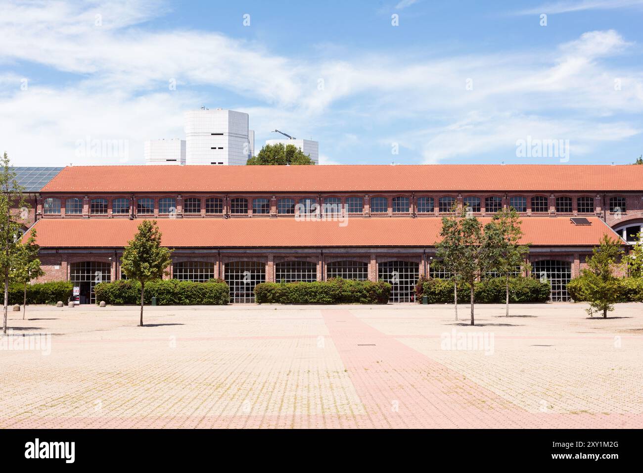 Mailand, Italien - 22. Juni 2024: Innenhof mit den wunderschön restaurierten roten Backsteinen aus dem späten 19. Jahrhundert, ehemaligen Industriebauten der Fabbrica del Vapor Stockfoto