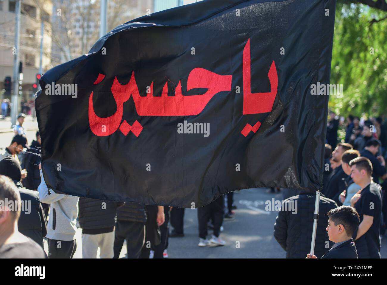 Die islamische Flagge wird während der Arbaeen-Prozession gesehen. Die 16. Jährlichen Arbaeen-Prozessionen werden von Ashura organisiert. Melbourne schiitische Gemeinschaft gedenkt Arbaeen - 40. Tag nach Ashura, Tag des Todes von Imam Hussain, Enkel des Propheten Mohammad. Die Prozession marschierte von Queen Victoria Gardens nach Birrarung Marr. Stockfoto