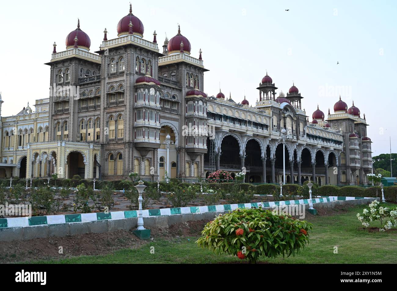 Majestätische Pracht des Mysore Palace am Tag Stockfoto