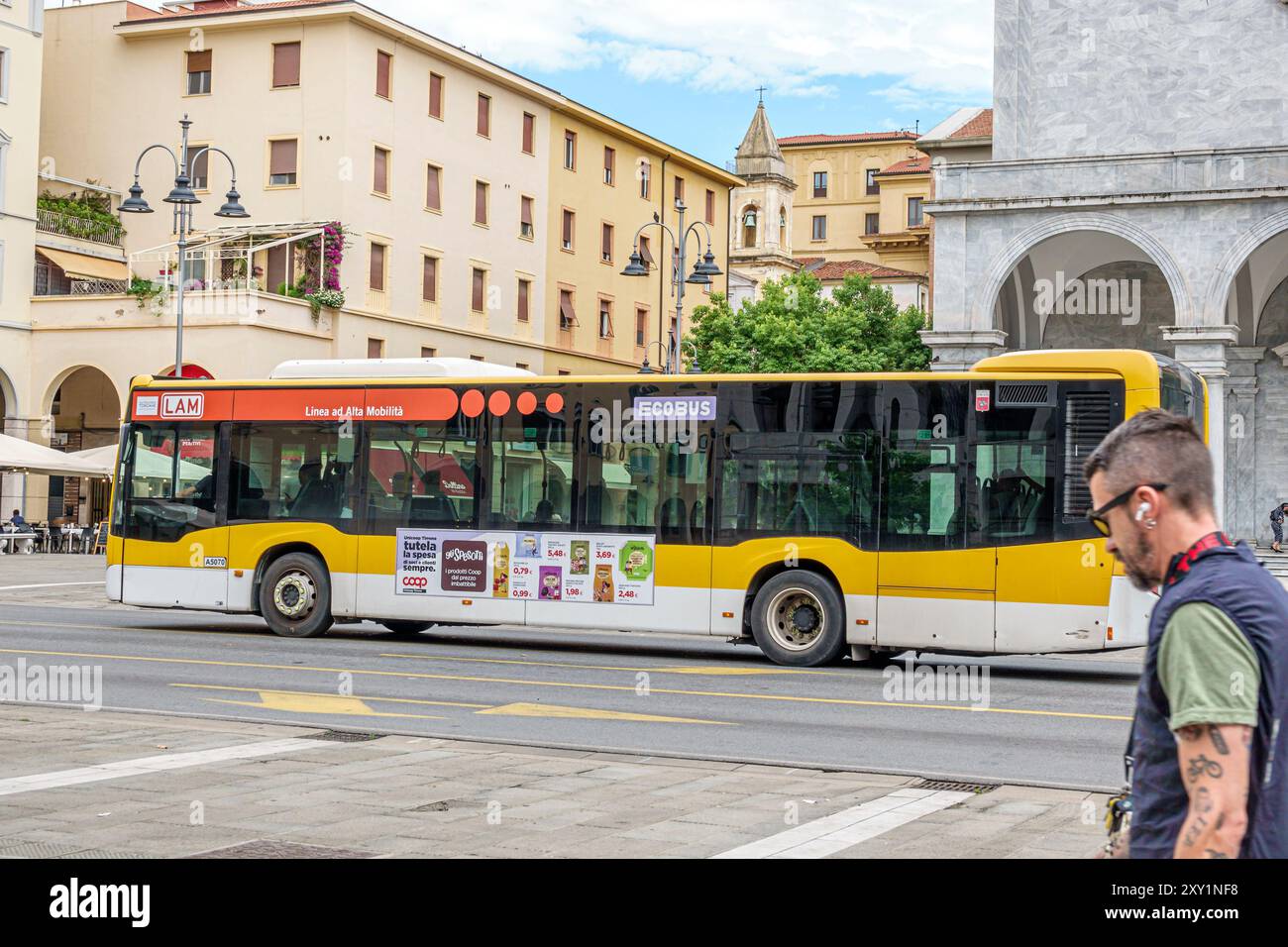 Livorno Italien, Piazza del Municipio, öffentliche Verkehrsmittel, Bus Lam Ecobus umweltfreundlich, Fußgänger-Bewohner, Italienisch Europa Europäische EU, Besucher trave Stockfoto