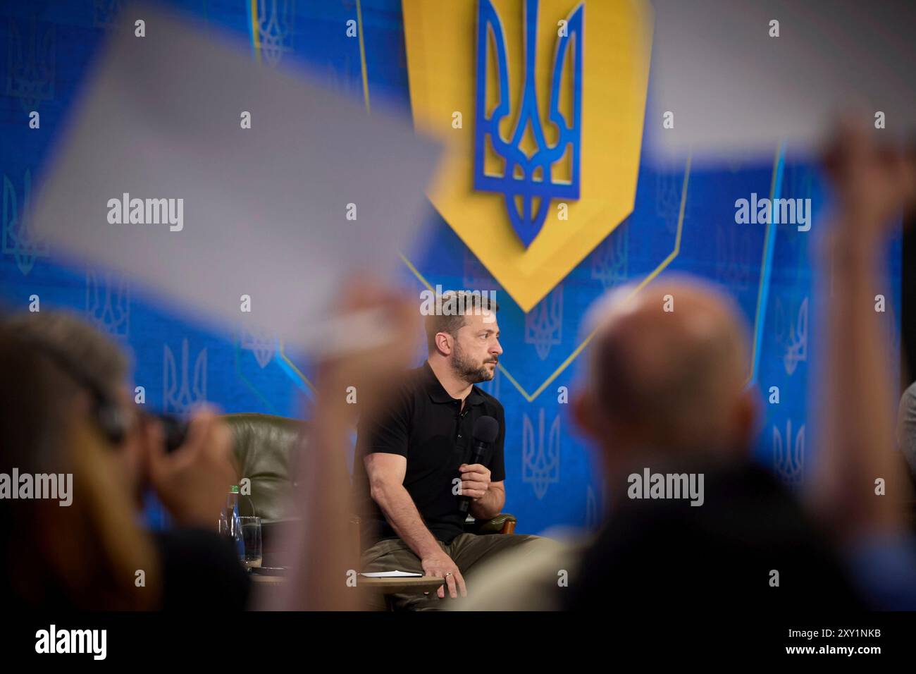 Kiew, Ukraine. August 2024. Der ukrainische Präsident Wolodymyr Zelenskyj hört eine Frage während einer Pressekonferenz auf dem Forum "Ukraine 2024 Unabhängigkeitsfreiheit" am 27. August 2024 in Kiew, Ukraine. Zelenskyj sagte, die Operation in der Region Kursk innerhalb Russlands sei Teil der Strategie, den Krieg zu gewinnen. Kredit: Ukrainischer Ratsvorsitz/Pressestelle Des Ukrainischen Präsidenten/Alamy Live News Stockfoto