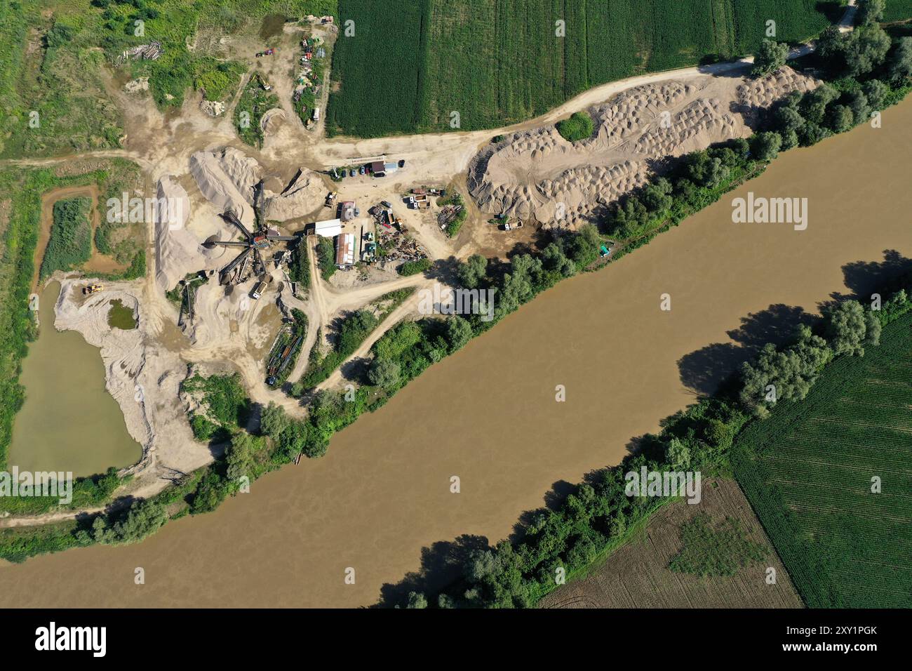 Aus der Vogelperspektive auf Flusssand und Kies, Grube, Steinbruch, Schotter, ökologische Auswirkungen auf die Umwelt Stockfoto