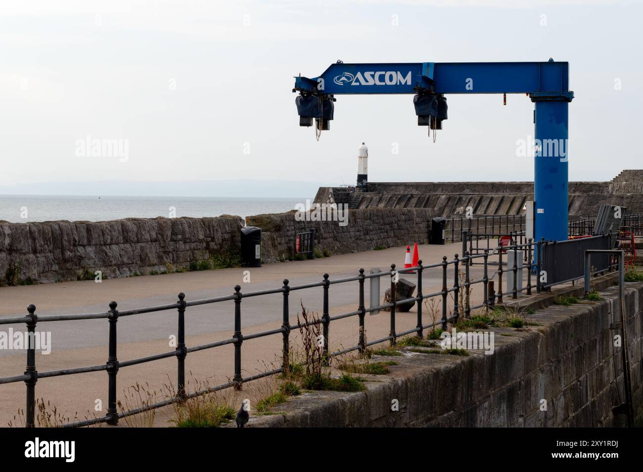 Porthcawl Lighthouse durch den Arm des Hafenlift. Porthcawl, Großbritannien, 31/07/2024 Stockfoto