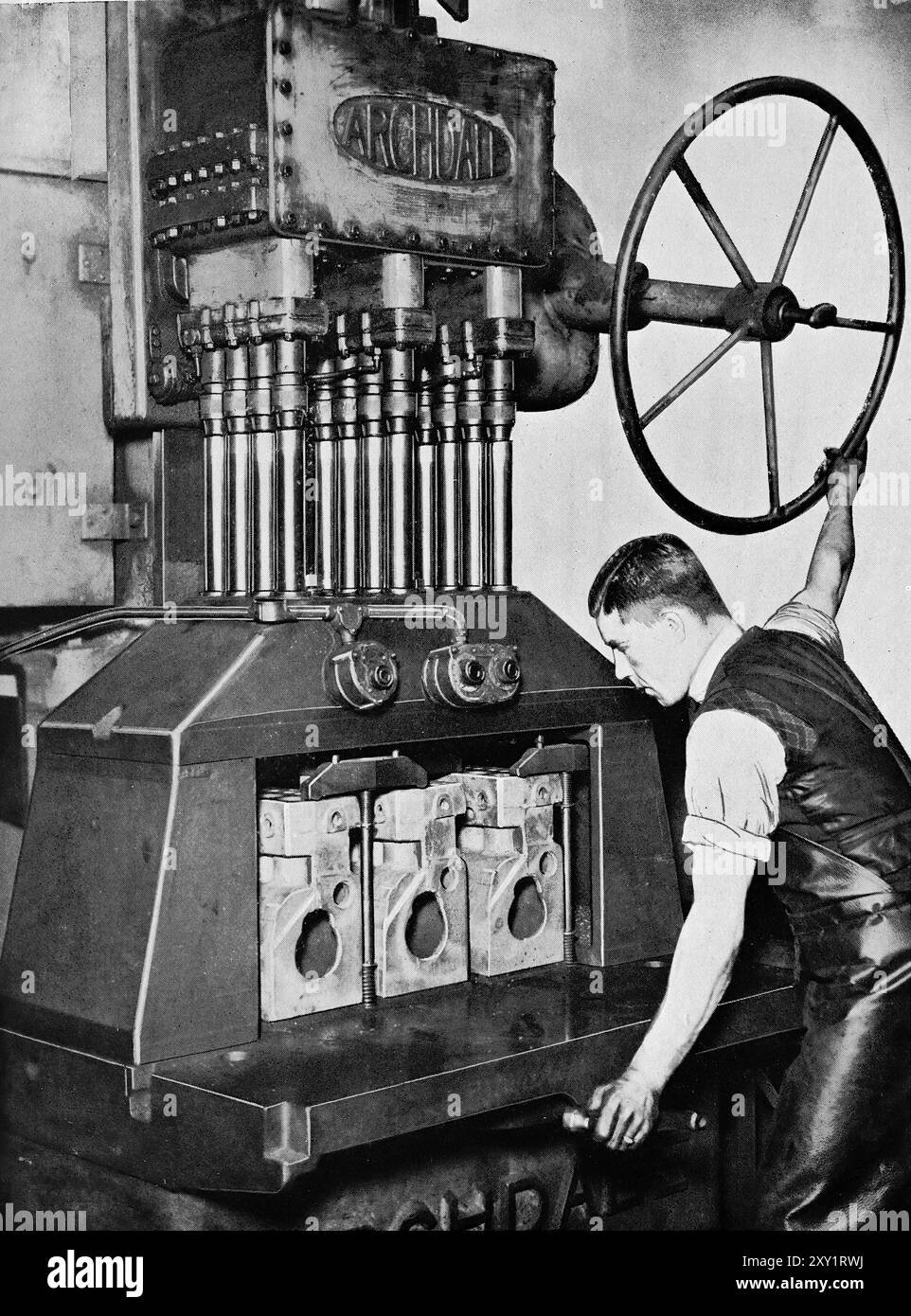 Eine Maschine von Archdale (Birmingham, England), die zur gleichzeitigen Bohrung von drei Zylinderblöcken von Morris Motors (Oxford, England) verwendet wird. Diese Fotografie stammt von einer großen Auswahl von hauptsächlich nicht zugeschriebenen technischen Illustrationen und gedruckten Fotos, die ursprünglich 1936 veröffentlicht wurden. Größe und Qualität der Originale sind sehr unterschiedlich. Stockfoto