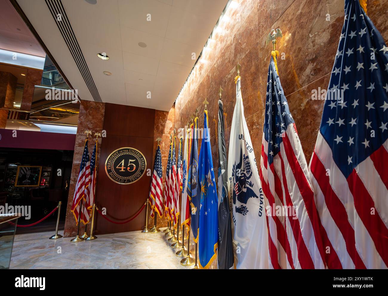 New York, NY, USA. August 2024. Das Emblem mit dem 45 in Bezug auf die Trump-Präsidentschaft, im Turm desselben Namens. Im Vordergrund Stockfoto