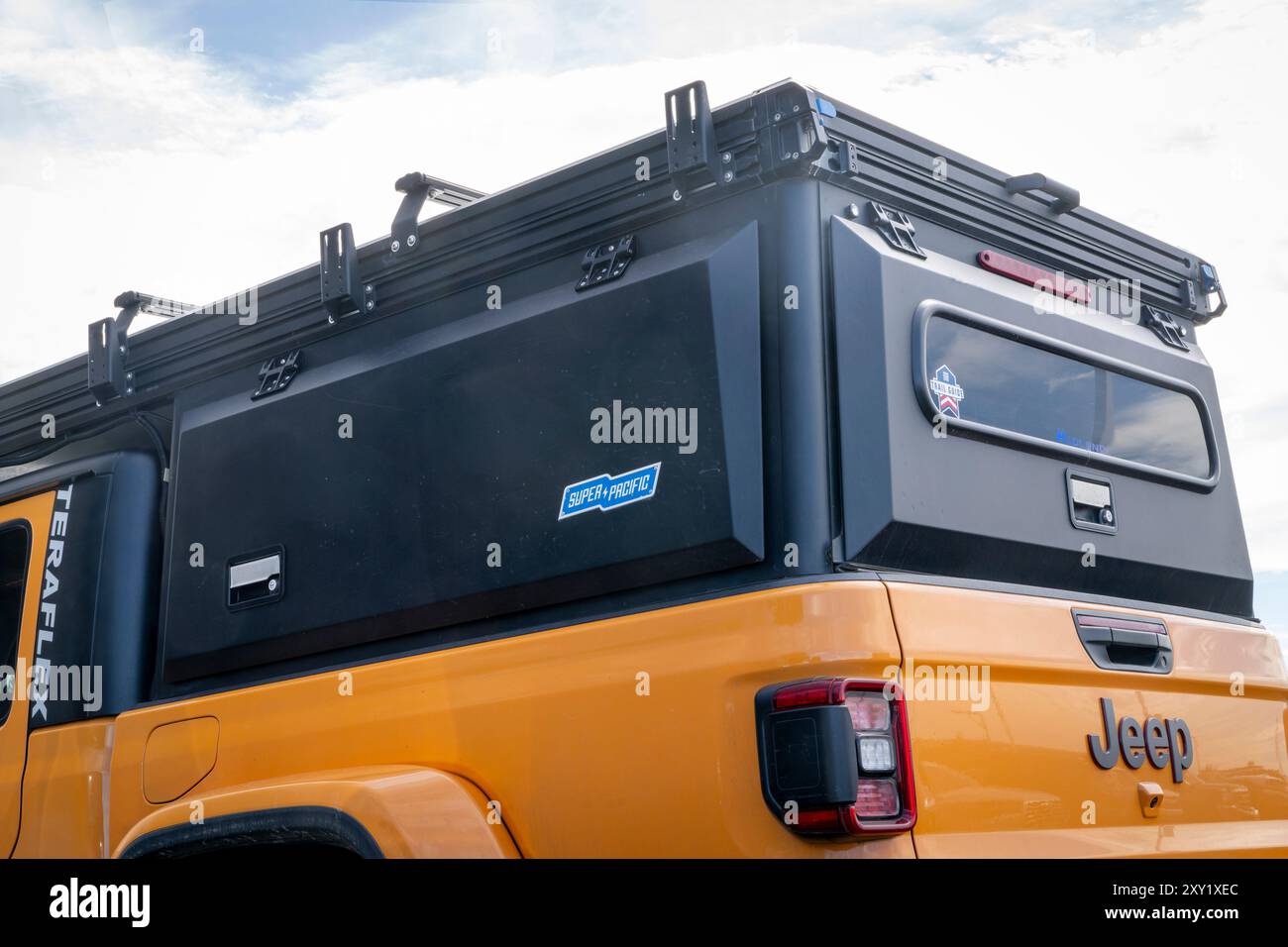 Loveland, CO, USA - 25. August 2024: Super Pacific X1 Camper mit einem ausklappbaren Zelt auf Jeep Gladiator. Stockfoto