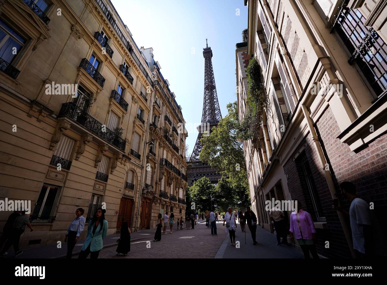 Der Eiffelturm im Vorfeld der Paralympischen Sommerspiele 2024 in Paris. Bilddatum: Montag, 26. August 2024. Stockfoto