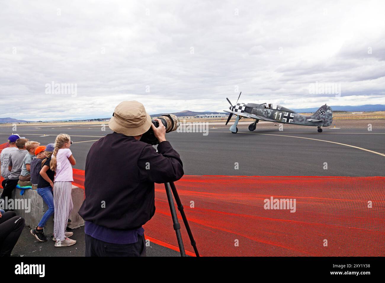 Ein Fotograf fotografiert ein originales FW 190 Fockewulf-Kampfflugzeug auf der Cascades Air Show in Madras, Oregon. Stockfoto