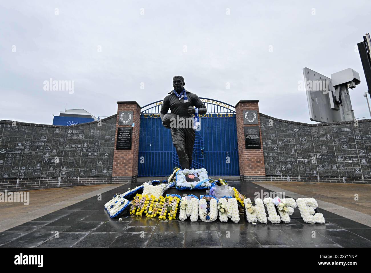 Eine allgemeine Außenansicht der Dixie Dean Statue im Goodison Park vor dem Carabao Cup Spiel Everton gegen Doncaster Rovers im Goodison Park, Liverpool, Großbritannien, 27. August 2024 (Foto: Cody Froggatt/News Images) Stockfoto