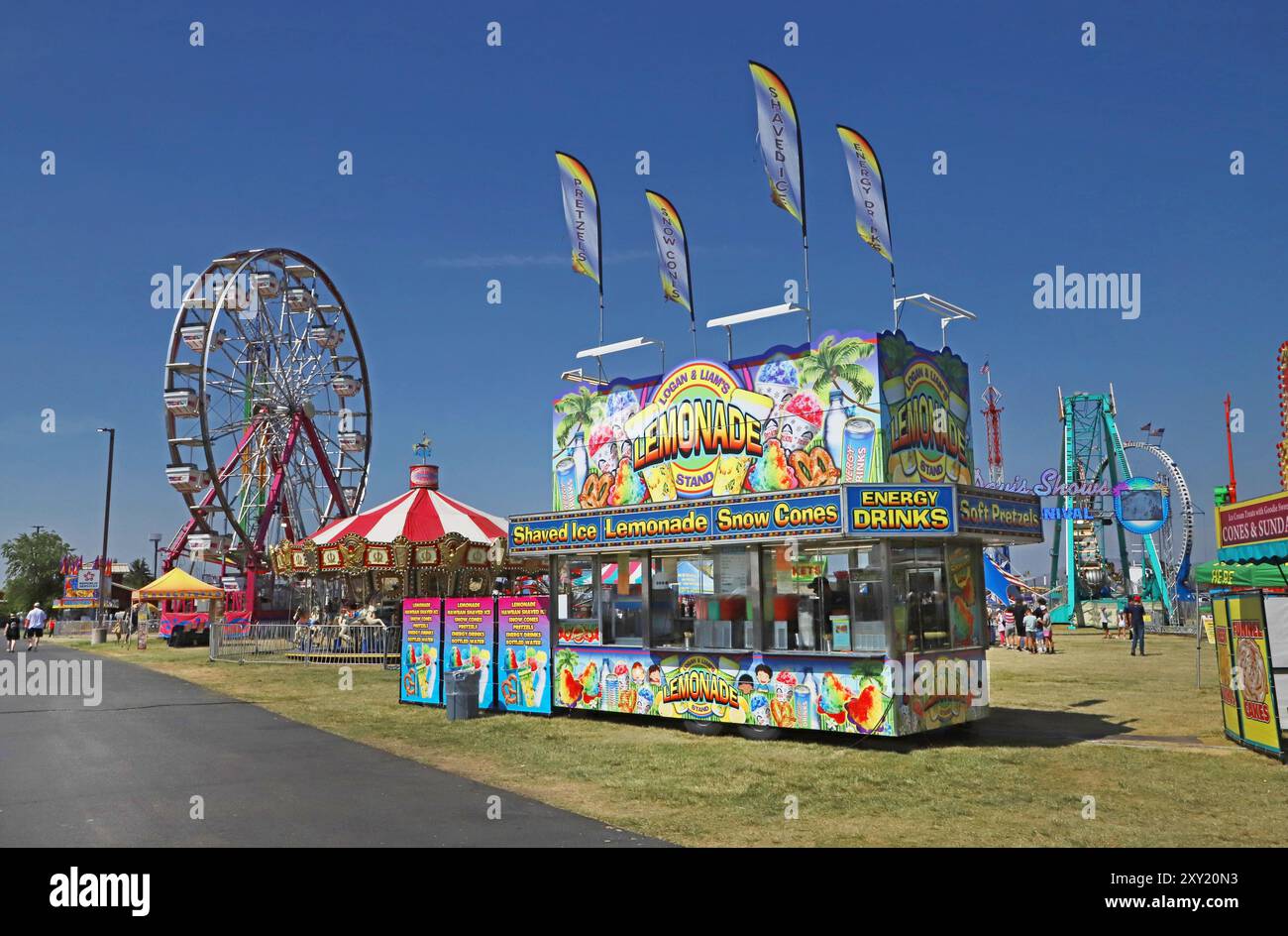 Karnevalsfahrten und Lebensmittelhändler sind auf dem Gelände und auf halbem Weg der Deschutes County Fair 2024 in Redmond, Oregon. Stockfoto