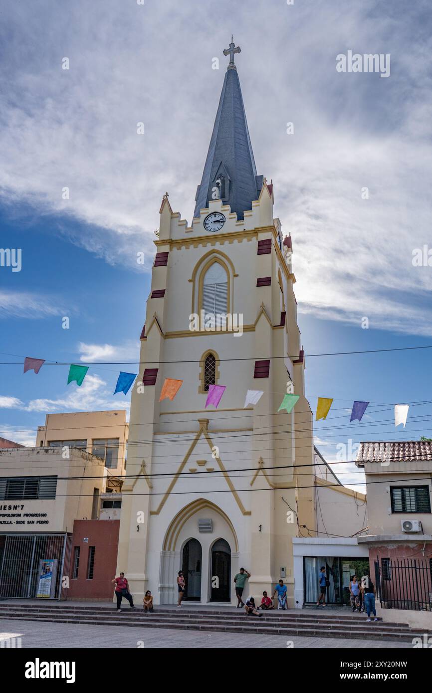 St. Peter der Apostel Kirche in San Pedro de Jujuy, Argentinien, mit Menschen vor der Tür. Stockfoto